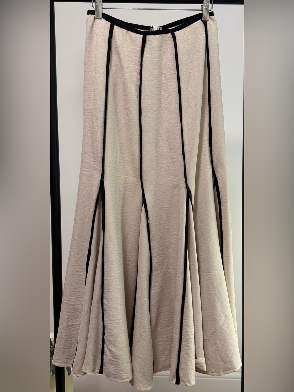 Cream Contrast Trim Paneled Maxi Skirt Neutral Coastal
Chic Old Money Small - Picture 2 of 6